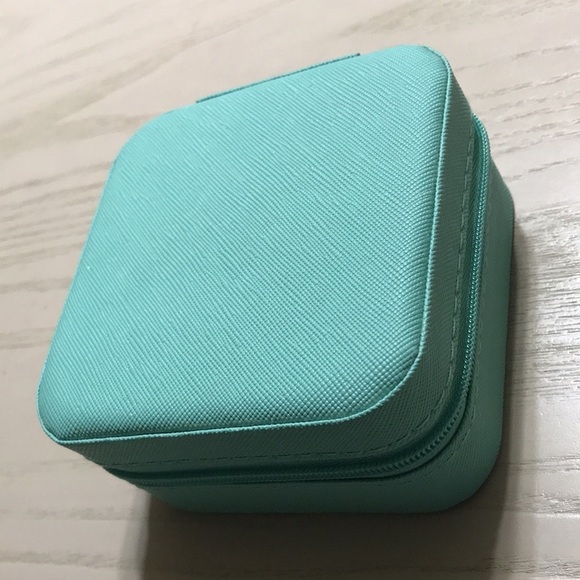 Free Gift With Purchase—Travel Size Jewelry Box - Picture 5 of 5